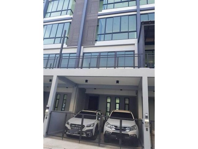 ขายทาวน์โฮม 4 ชั้น ย่านลาดพร้าว 91 เดินทางสะดวก