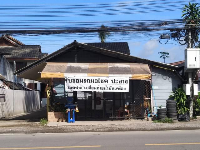 ขายที่ดินพร้อมสิ่งปลูกสร้าง ติดถนนเชียงใหม่ - ลำพูน ทำเลดี