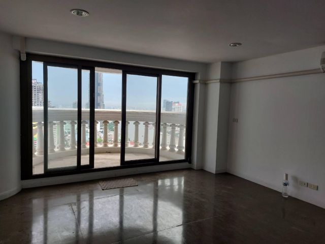 State Tower Silom for rent 1 bedroom 1 bathroom 68 sqm. selling at 5.3 mil baht