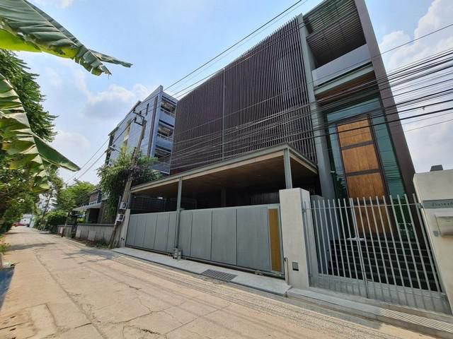 ขายบ้านหรู3ชั้น  มีสระว่ายน้ำส่วนตัว ใกล้ สถานี BTS ลาดพร้าว 71