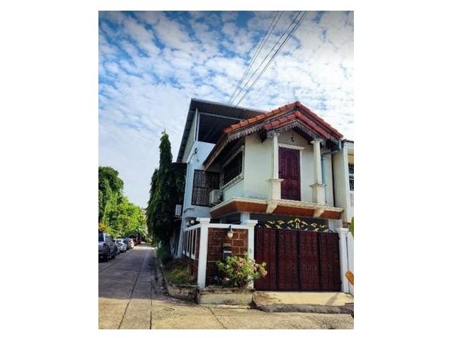 ขายทาวน์โฮม 2 ชั้นหลังมุม สุขุมวิท 68 ย่านบางนา ใกล้ BTS อุดมสุข รพ.บางนา1 (ADT1033)
