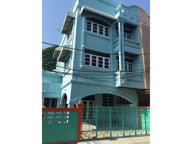 ให้เช่าทาวน์โฮม 3 ชั้น ถนนรัชดา 32 ใกล้ลาดพร้าว-วังหิน