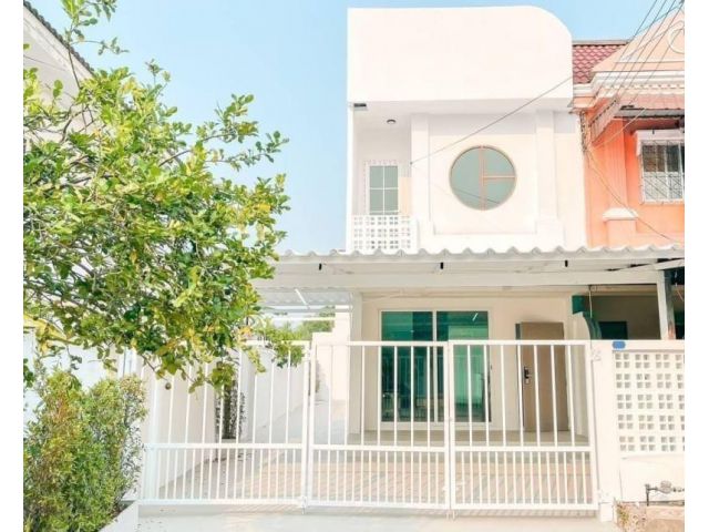 #ขายทาวน์โฮมเชียงใหม่ ใกล้เซ็นทรัลเฟสติวัล รีโนเวทใหม่ สไตล์มินิมอล ราคา 2.69 ล้านบาท