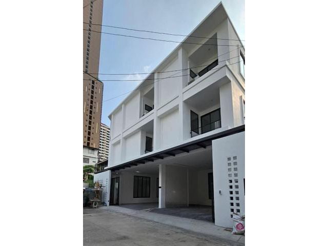 ให้เช่าทาวน์โฮมใหม่ 3 ชั้น 240 ตรม. 5 นอน สุขุมวิทซ36 ใกล้ BTS ทอ
