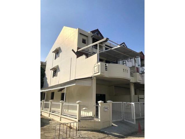 ให้เช่าทาวน์โฮม 3 ชั้น หลังมุม ย่านทาวอินทาวน์ ถนนศรีวรา ใกล้เลีย