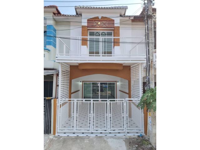 ทาวน์เฮ้าส์ 2 ชั้น ตกแต่งใหม่พร้อมอยู่ มีเทอเรสด้านหน้าหมู่บ้านปิยวรารมย์เฟส2  สามารถเข้าออกได้ 2 ทาง เส้นบ้านกล้วย หรือ ไทรน้อยก็ได้