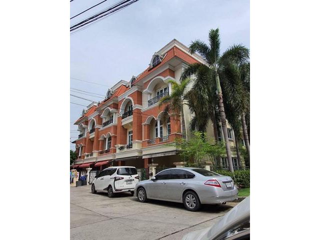 ให้เช่าทาวน์โฮม 3 ชั้นหลังมุม 4 ห้องนอน Casa City ลาดพร้าว เลียบด