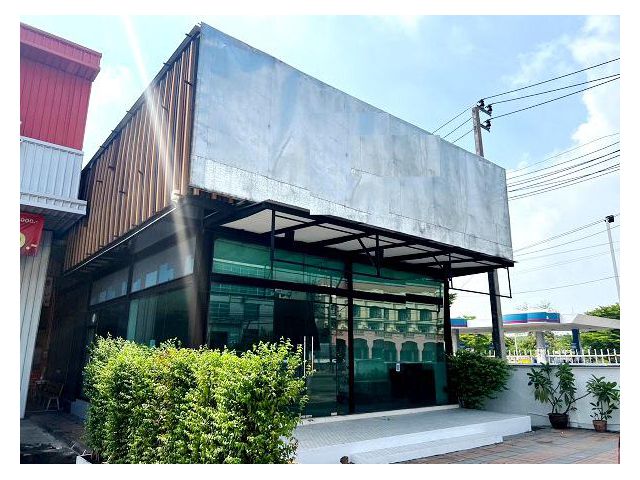 ให้เช่าอาคารติดถนนร่มเกล้า 2 ชั้น เนื้อที่ใช้สอย 218 ตรมทำเลดีมาก  ติดถนนร่มเกล้า ใกล้สนามบินสุวรรณภิม Airport Link ลาดก
