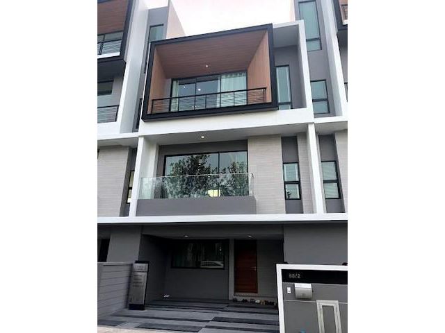 ให้เช่าทาวน์โฮม 3 ชั้น Nirvana Define ติดถนนกรุงเทพกรีฑาตัดใหม่