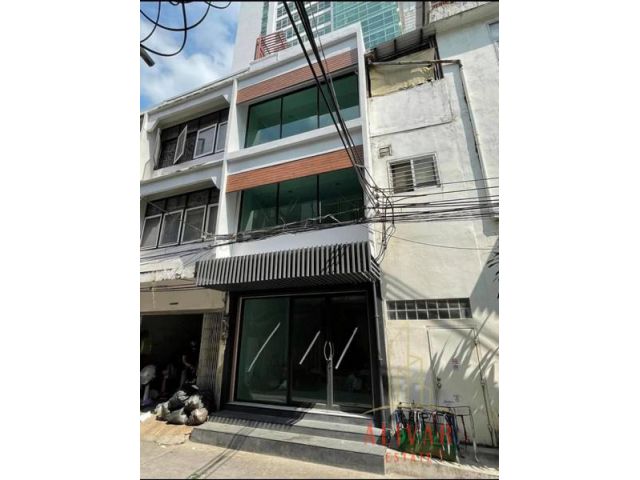 Commercial building for rent, just renovated, in Ekkamai area