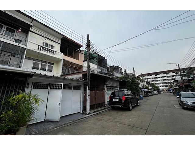 BR05-021 ทาวน์เฮาส์ 3 ชั้นปรับปรุงใหม่ ซอยลาดพร้าว 109
