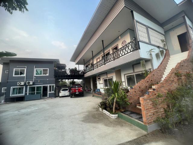 #ขายบ้านแม่ริม บ้านพร้อมที่ดิน มีบ้าน 2 หลัง เนื้อที่ 104 ตรว. ราคา 8,000,000 บาท สามารถเปิดร้านค้า ร้านอาหาร หอพักได้