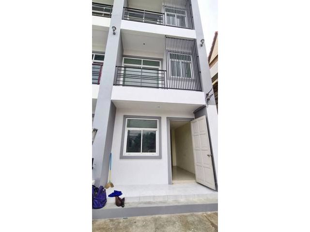 ให้เช่า ทาวน์โฮม 3 ชั้น ติดห้างพรอมนาด ใกล้แฟชั่น และ รถไฟฟ้าสายส
