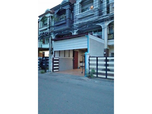 ให้เช่า ทาวน์โฮม 3 ชั้น เลียบด่วนเอกมัย-รามอินทรา เนื้อที่ 25 ตร.วา