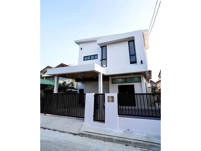 ขายบ้านเดี่ยวสร้างใหม่ 50 ตรว. 4 ห้องนอน ซอยบางนาตราด 39 ใกล้เมกะ