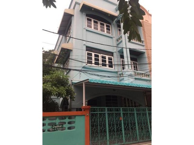 ให้เช่าทาวโฮม 3 ชั้นหลังมุม ซอยรัชดา36 ใกล้รถไฟฟ้า MRT ลาดพร้าว