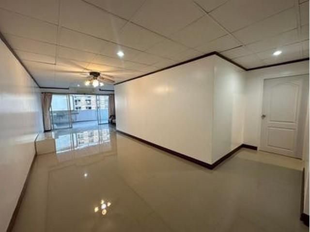 ขายคอนโดสุทธิสาร  ใกล้ MRT สะพานควาย 75 ตรม 2.99 ลบ โอนเอง