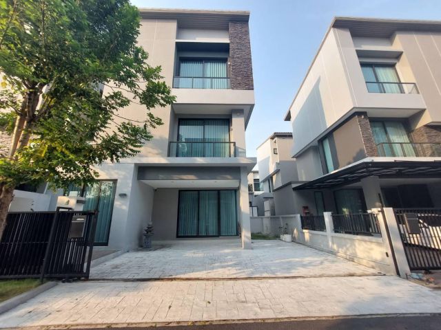 ขายบ้านแฝด 3 ชั้น ระดับ Luxury บ้านกลางเมือง คลาสเซ่ เอกมัย-รามอินทรา (Baan Klang Muang Classe) ซ.สุคนธสวัสดิ์ 19 เกษตร-