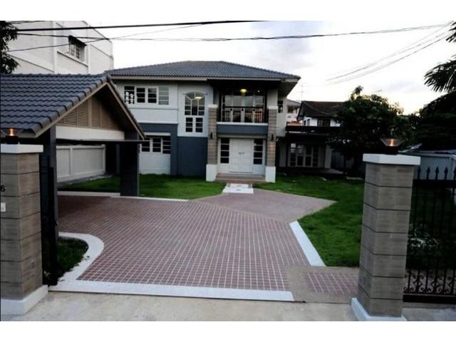 ขายบ้าน 2 ชั้น 122 ตารางวา 5 ห้องนอน ย่านลาดพร้าว ซอยโชคชัย 4