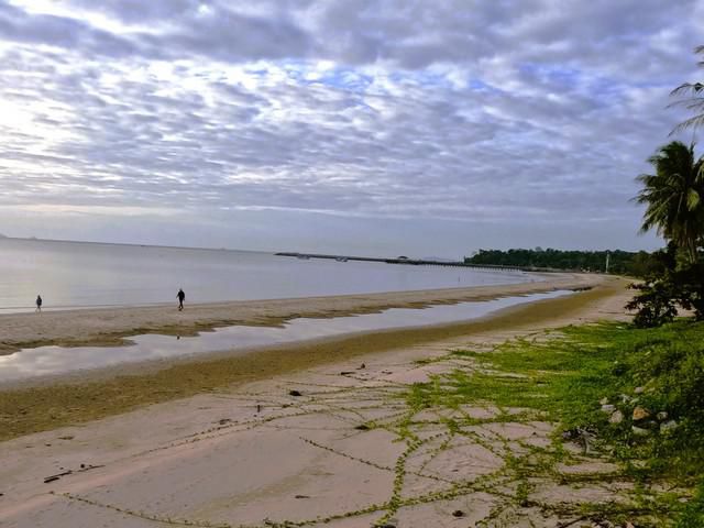 ที่สวยติดหาดทรายขาวใจกลางอำเภอปะทิวใกล้หาดสวยทุ่งวัวแล่น    มีเขื