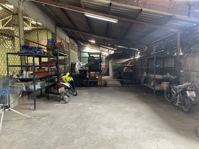 รหัสทรัพย์  WP0549 #ให้เช่าโกดังโรงงานซอยสะแกงาม14  - เนื้อที่ 100 ตรว  - ค่าเช่า 20,000 บาท/เดือน สัญญา 3 ปี