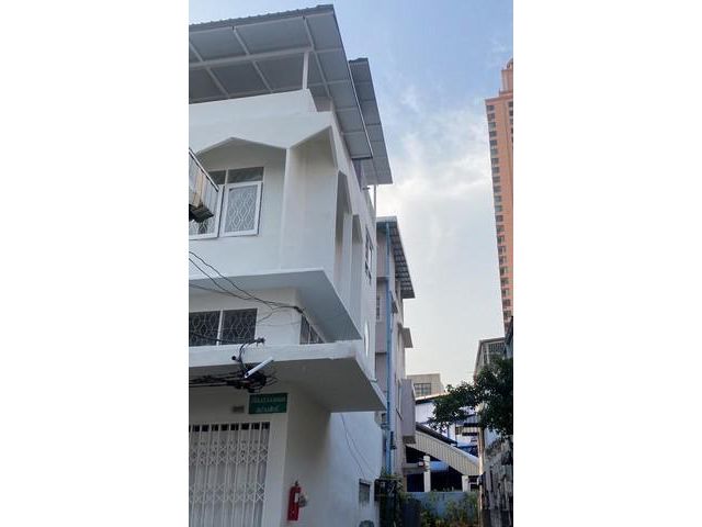 ให้เช่าอาคาร 3.5 ชั้น ย่านสุขุมวิท 22 ซอยเศรษฐีทวีทรัพย์ 2 แยก 3