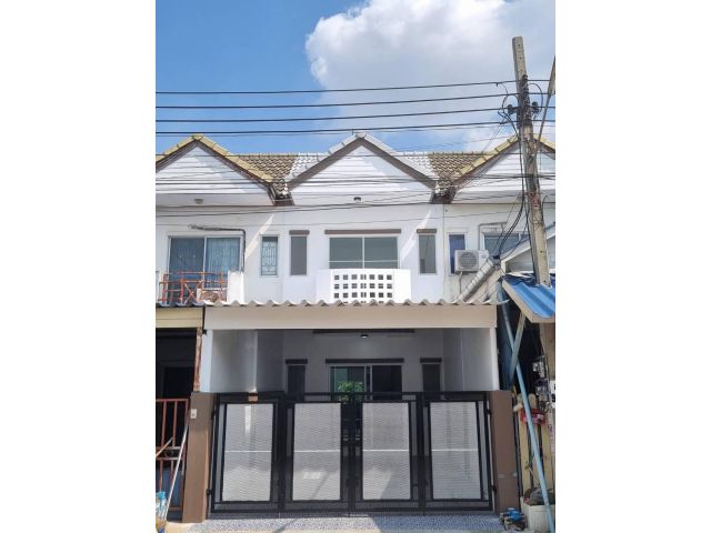 ทาวน์เฮ้าส์ 2 ชั้น หมู่บ้านอิมพีเรียลเพลส ถนนเมน ต้นซอยวัดลาดปลาดุก หลังบ้านวิวทุ่งนา  ห่างจากกาญจนาภิเษกเพียง 2 กิโลเมตร