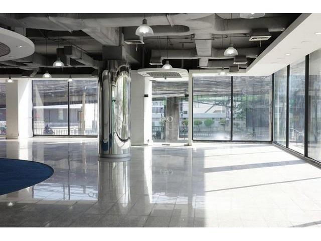 ให้เช่าพื้นที่ 256 ตรม.อยู่ชั้น 1 ติดริมถนนรามคำแหง  เหมาะสำหรับ SHOWROOM รถยนต์ จักรยานยนต์ คาเฟ่ คลีนิค ร้านสปา เครื่