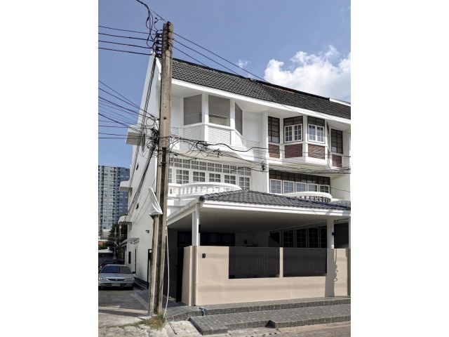 Townhome Sukhumvit 89/1 for sale 4 bedrooms 3 bathrooms 245 sqm. selling at 14.5 mil baht