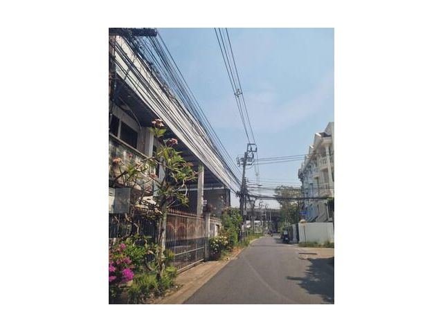 ที่ดินพร้อมบ้าน ซอยพงษ์เพชรนิเวศน์