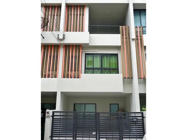 ให้เช่า ทาวน์โฮม 3 ชั้น โครงการเดอะซิมโฟนี่ ซอยนวลจันทร์ 36