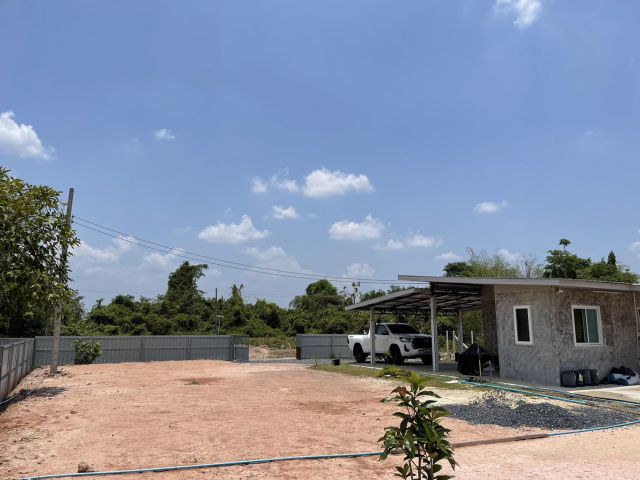 ที่ดินสวนและบ้าน 1ไร่ 1งาน 50 ตรว.  ถมดินเเล้วพร้อมอยู่  มีน้ำประปา ไฟฟ้าพร้อม เอกสารโฉนด ขาย 2.79 ล้านรวมค่าโอนต่อได้ ม