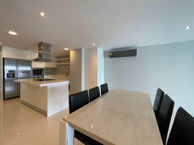 ขายคอนโดหรู ติดหาดและเดินลงสระว่ายน้ำ Luxury Pool Access 2 Beds by Wong Amat Beach