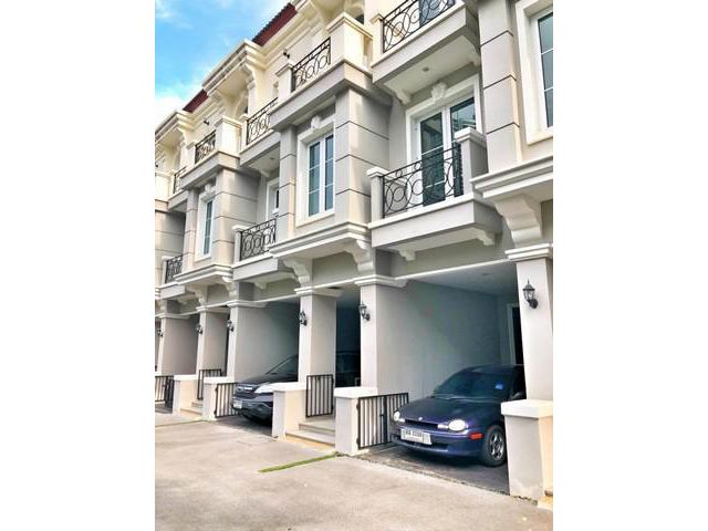 ให้เช่าทาวน์เฮ้าส์ 3 ชั้น 200 ตรว. สุขุมวิท16 ใกล้ Terminal21