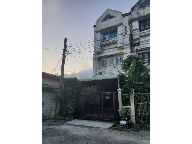 ขายด่วน ทาวน์โฮม 3 ชั้น หลังริม หมู่บ้านเกษรา คลาสสิคโฮม ถ.เสรีไทย สภาพน่าอยู่ (งดนายหน้า)