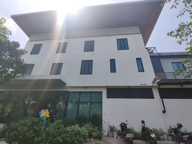 ขายบ้านเดี่ยว 3 ชั้น ออกแบบเป็นโฮมออฟฟิศเฉลิมพระเกียรติ ร.9