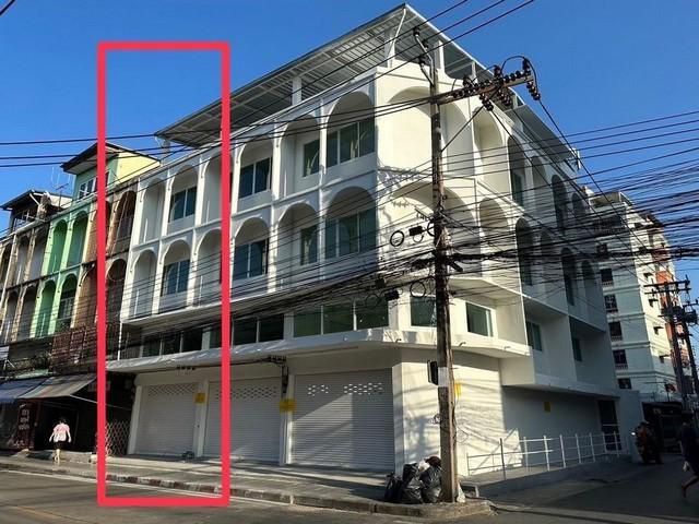 ให้เช่าอาคารพาณิชย์ 3.5 ชั้นมีดาดฟ้า renovateใหม่ ติดถนนลาซาน ถนนสุขุมวิท ใกล้สถานี BTSแบริ่ง ตั้งอยู่ในแหล่งชุมชน