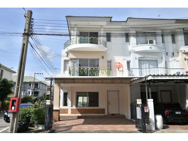 ขายทาวน์โฮม 3 ชั้น ศุภาลัยวิลล์ ซ.นวลจันทร์64 เนื้อที่ 31.3 ตรว.
