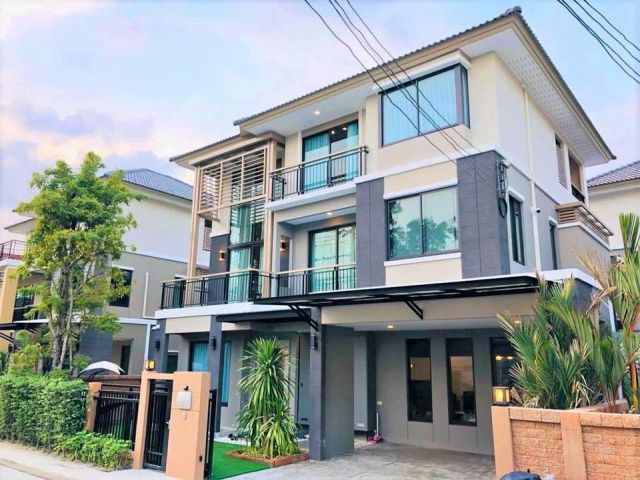 ขายบ้าน 3 ชั้น เดอะ แพลนท์ เอลิท พัฒนาการ 38 The Plant Elite Phattanakarn 38 เนื้อที่ดิน 54.3 ตารางวา หน้าบ้านหันหน้าทาง