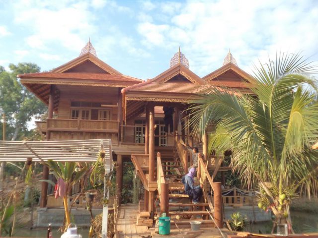 ขายบ้านทรงไทยไม้เนื้อแข็งสวย งานฝีมือช่างไม้ 380,000 บาท อ.เมือง จ.ลำพูน (เสาทั้ง 26 ต้น ทำด้วยมือ)