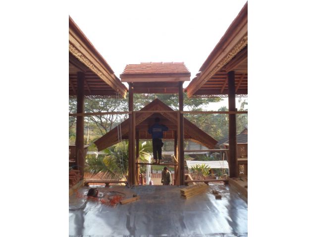 ขายบ้านทรงไทยไม้เนื้อแข็งสวย งานฝีมือช่างไม้ 380,000 บาท อ.เมือง จ.ลำพูน (เสาทั้ง 26 ต้น ทำด้วยมือ)