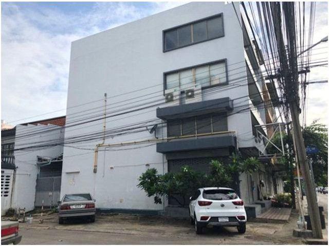 2 คูหา  4 .5 ชั้น  พื้นที่ใช้สอย 400 ตรม  คันลาดพร้าว122