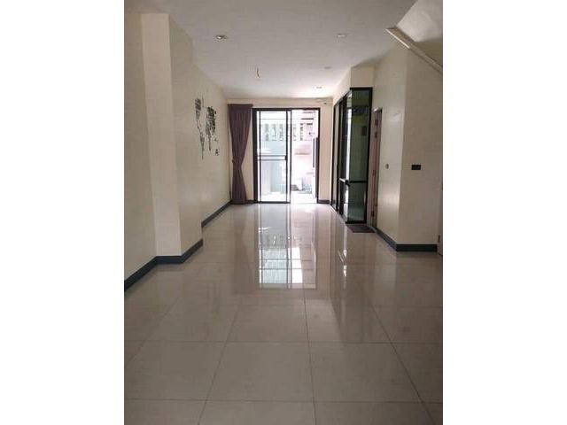 ให้เช่าทาวน์โฮม 3 ชั้น โครงการ Block Office  ซอยรามอินทรา39  แยก
