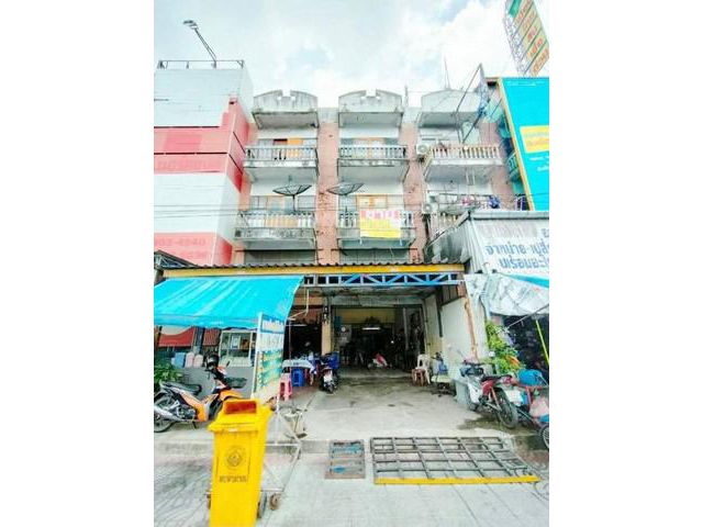 ขายอาคารพาณิชย์ 3 ชั้น  ทำเลดี ติดถนนสายหลักบางกรวย-ไทรน้อย