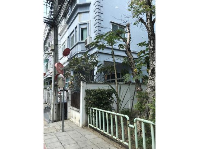 U637 ให้เช่า ทาวน์โฮม 3 ชั้นหมู่บ้าน ยูโรเปี้ยนทาวน์ ยูโรโนวา ลาดกระบัง 24/1 ติดถนนลาดกระบัง ใกล้ห้างทางด่วน เดินทางสะดว
