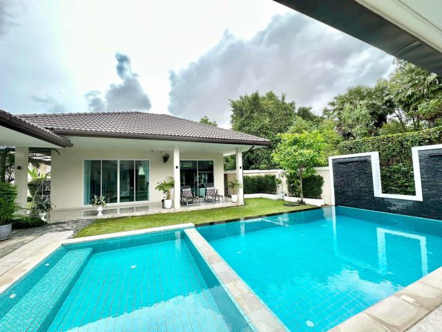 H28 ขายบ้านชั้นเดียวสไตล์โมเดิร์น 6 ห้องนอน พร้อมสระว่ายน้ำ/Sale Modern Pool Villa 6 Bedrooms in Huai-Yai, Pattaya.