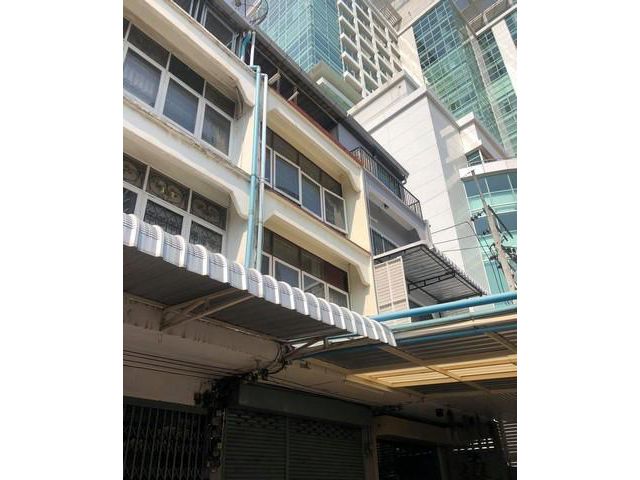 ให้เช่าอาคารพาณิชย์ 3 ชั้น  ถนนสุขุมวิท ใกล้ BTS สถานีเอกมัย