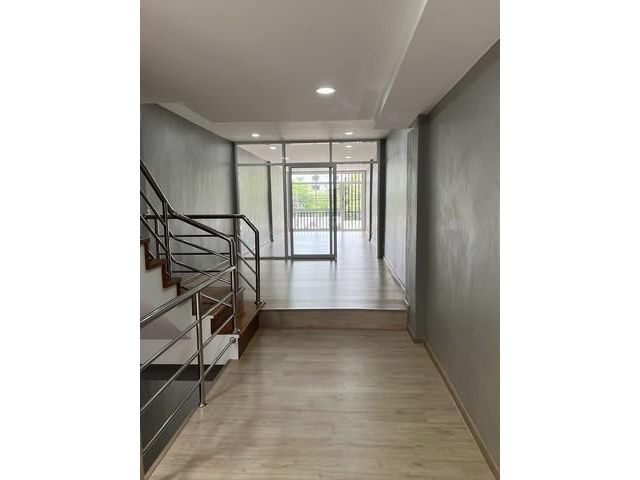 PO2030 ขายอาคารพาณิชย์ 3.5 ชั้น 2 คูหา 39 ตรว. ถนนสุขุมวิท71