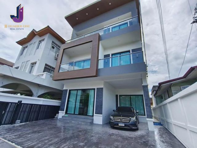 ขายบ้านเดี่ยว 3 ชั้น สุขุมวิท 65  เนื้อที่ 50 ตรว. 4  ห้องนอน 5 ห้องน้ำ เฟอร์นิเจอร์ครบ ใกล้ BTSเอกมัย   JJ-H006