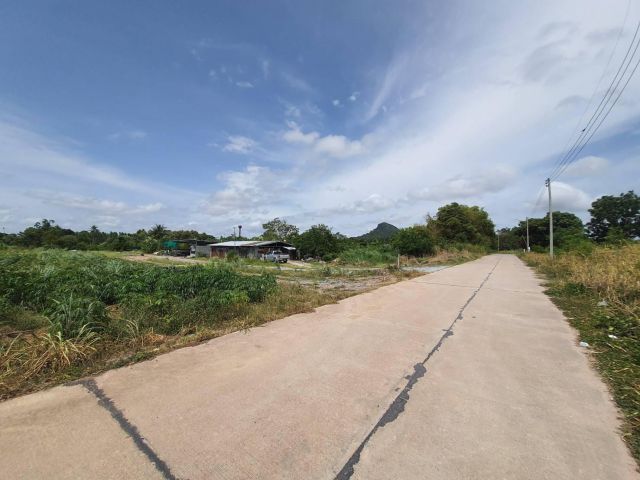 ขายที่ดินบางเสร่ถมแล้ว 4 ไร่ ติดถนนคอนกรีต วิวเขา ใกล้ถนนเส้นสุขุมวิท 3 - 2.5 กม. สัตหีบ จ.ชลบุรี